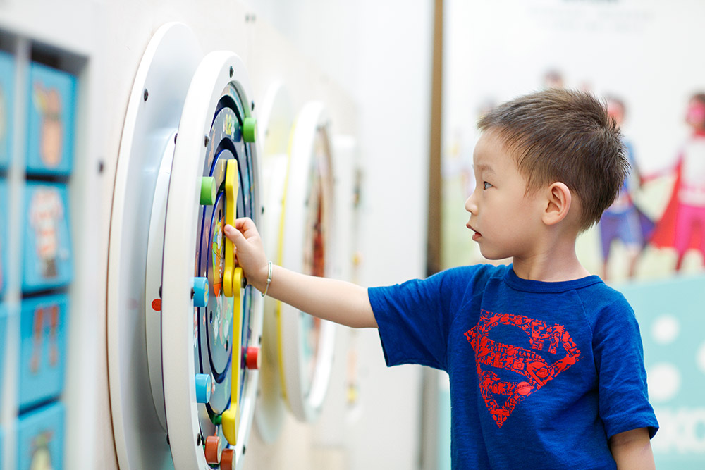 kind aan het spelen met een wandspel | IKC Play kind aan het spelen met een wandspel | IKC Play