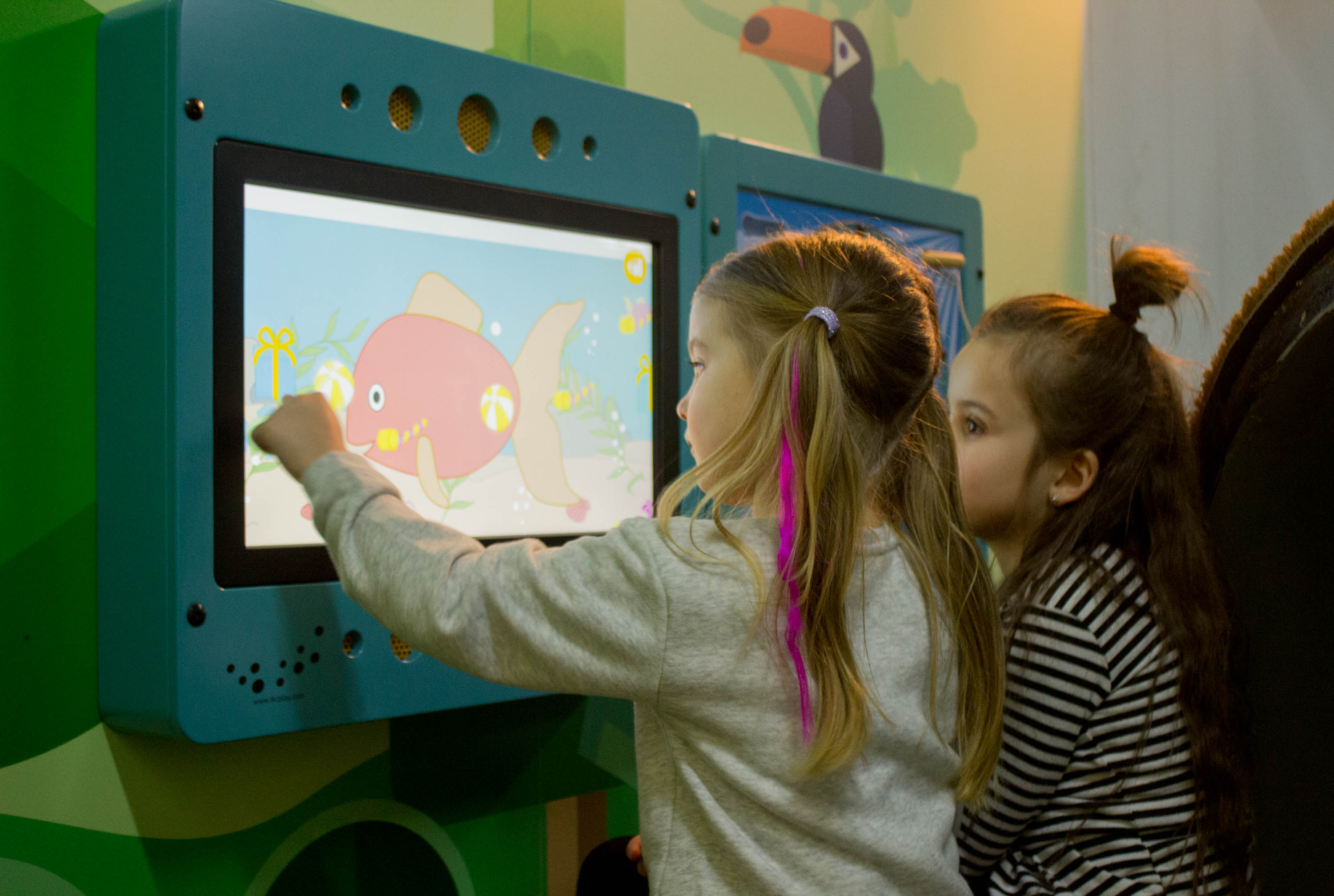 2 kinderen spelen met de interactieve speelsystemen van IKC 2 kinderen spelen met de interactieve speelsystemen van IKC