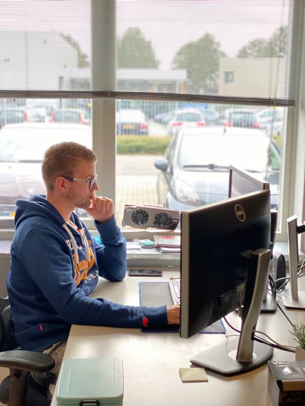Werknemer druk bezig met het programmeren van de software voor onze interactieve speelsystemen Werknemer druk bezig met het programmeren van de software voor onze interactieve speelsystemen