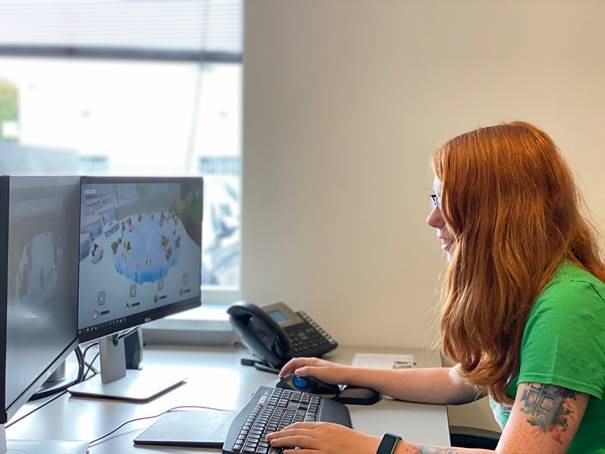werknemer bezig met het maken van software van de interactieve speelsystemen werknemer bezig met het maken van software van de interactieve speelsystemen