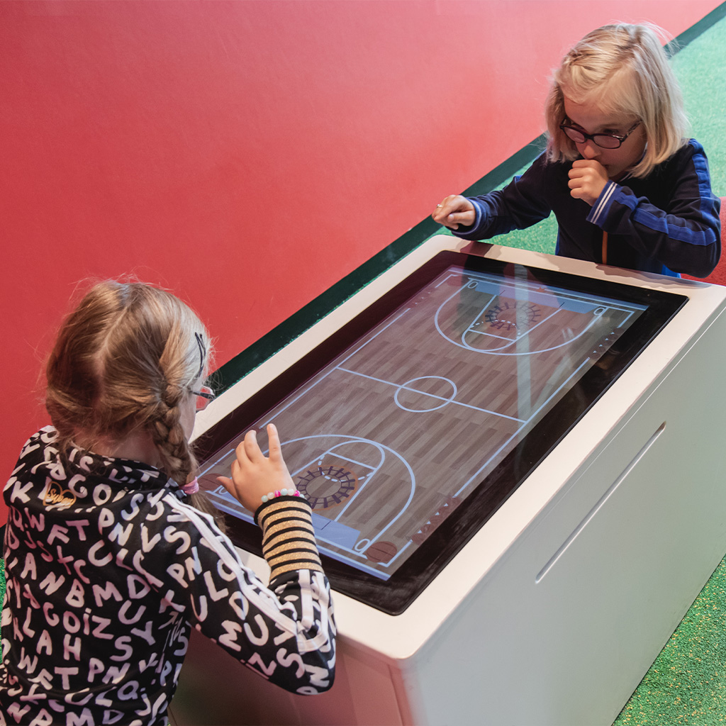 Op deze afbeelding staat een interactief speelsysteem Delta 32 inch touchtable