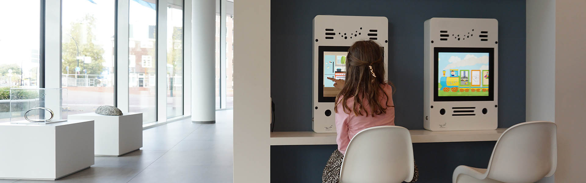 Kinderhoek gemeenthuizen this image shows a kids corner in a town hall waiting area