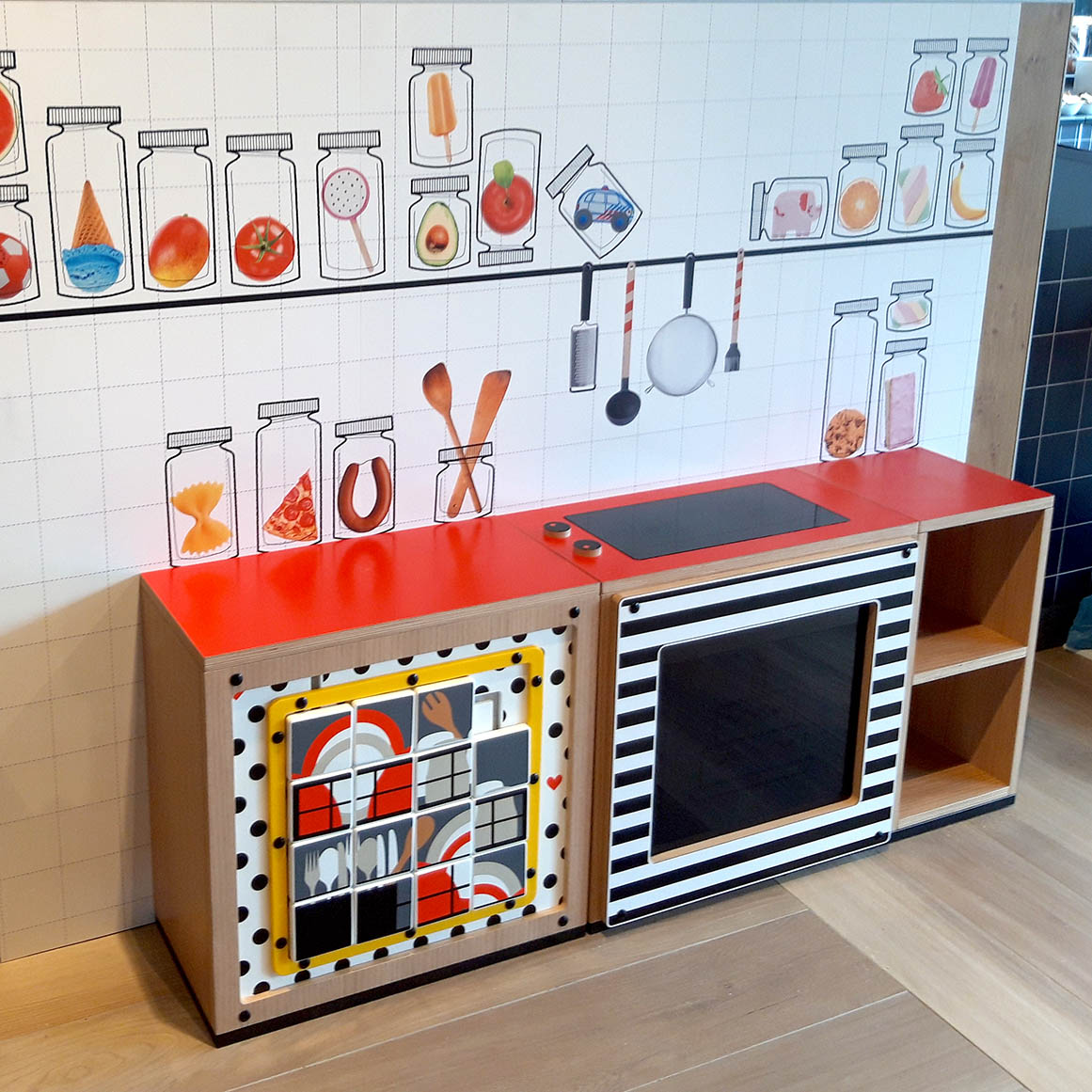 Kinderen kunnen in deze keuken spelen met een schuifpuzzel om het wachten aangenaam te maken Kinderen kunnen in deze keuken spelen met een schuifpuzzel om het wachten aangenaam te maken