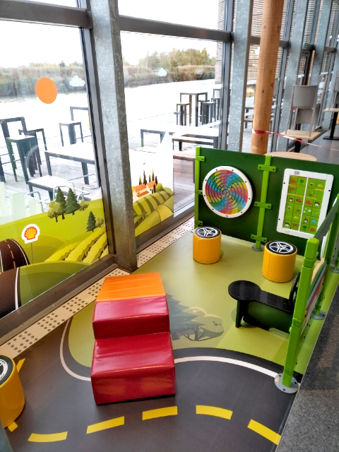 Een kinderspeelhoek Bij Shell tankstations in Frankrijk Een kinderspeelhoek Bij Shell tankstations in Frankrijk
