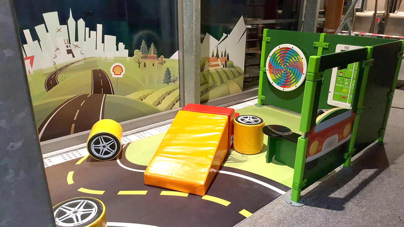 Kinderspeelhoek bij tankstation Shell in Frankrijk met verschillende speelmodules en wandspellen Kinderspeelhoek bij tankstation Shell in Frankrijk met verschillende speelmodules en wandspellen