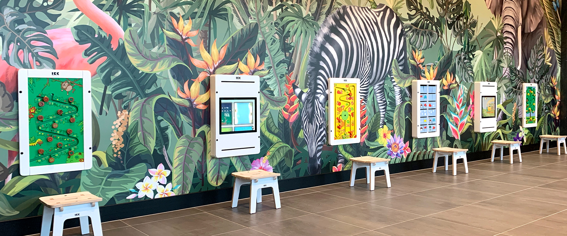 IKC | Tuincentrum met muurbekleding en diverse spellen aan de muur IKC | Tuincentrum met muurbekleding en diverse spellen aan de muur