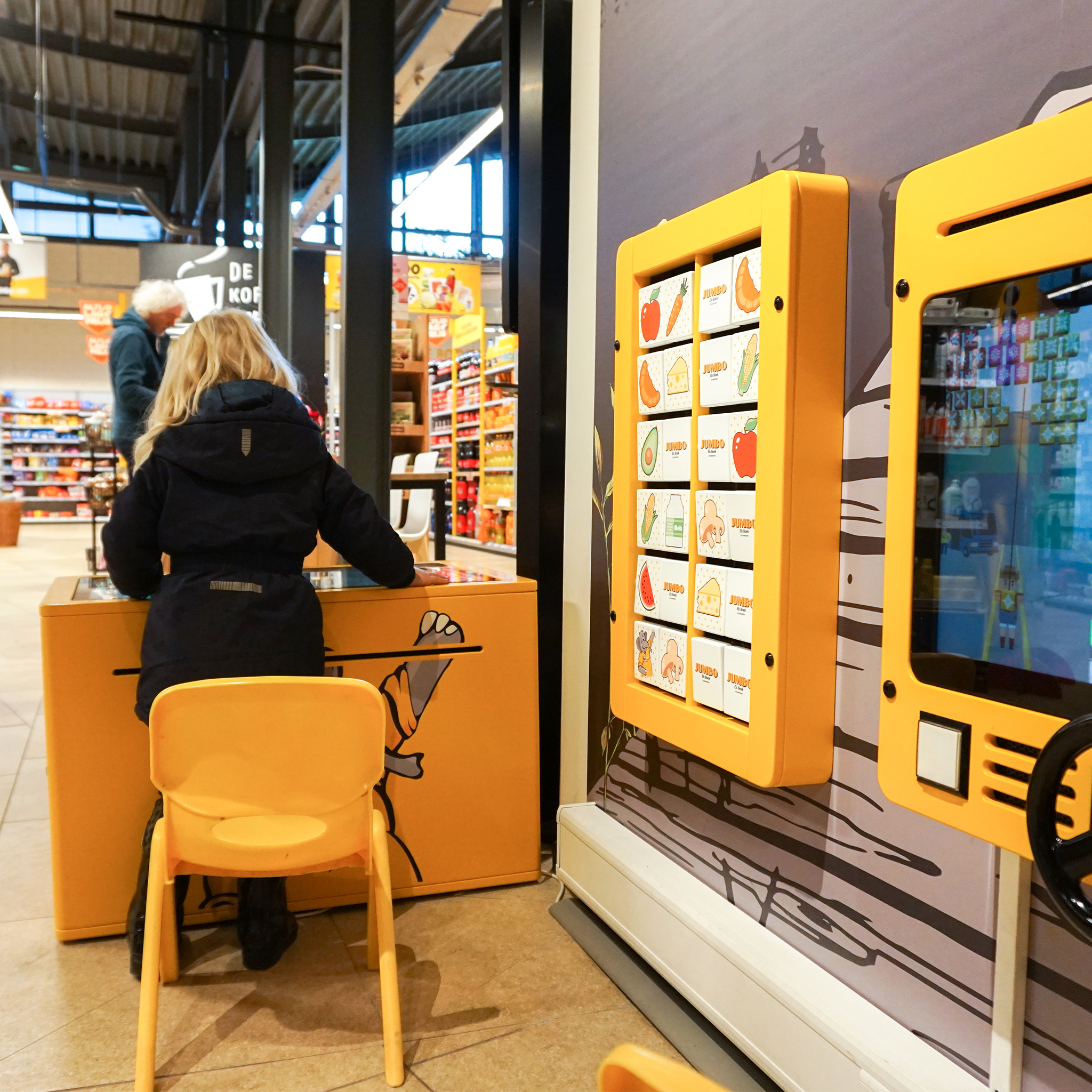 Meisje speelt in kinderhoek bij supermarkt Jumbo Els Boek in Leeuwarden Meisje speelt in kinderhoek bij supermarkt Jumbo Els Boek in Leeuwarden