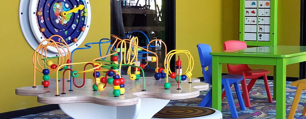 een kralentafel waar kinderen zich uren mee kunnen vermaken een kralentafel waar kinderen zich uren mee kunnen vermaken