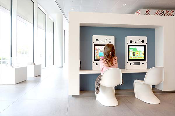 Gemeentehuis Almelo I twee interactieve speelsystemen om het wachten makkelijker te maken Gemeentehuis Almelo I twee interactieve speelsystemen om het wachten makkelijker te maken