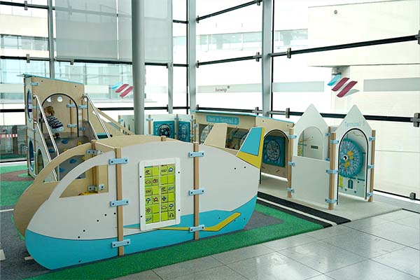Luchthaven Köln I Met verschillende speelconcepten van IKC wordt wachten voor een vlucht makkelijker