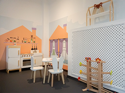 IKC speelhoek met keukentje voor kinderen in kindercafe Bude Eins in Pempelfort Duitsland
