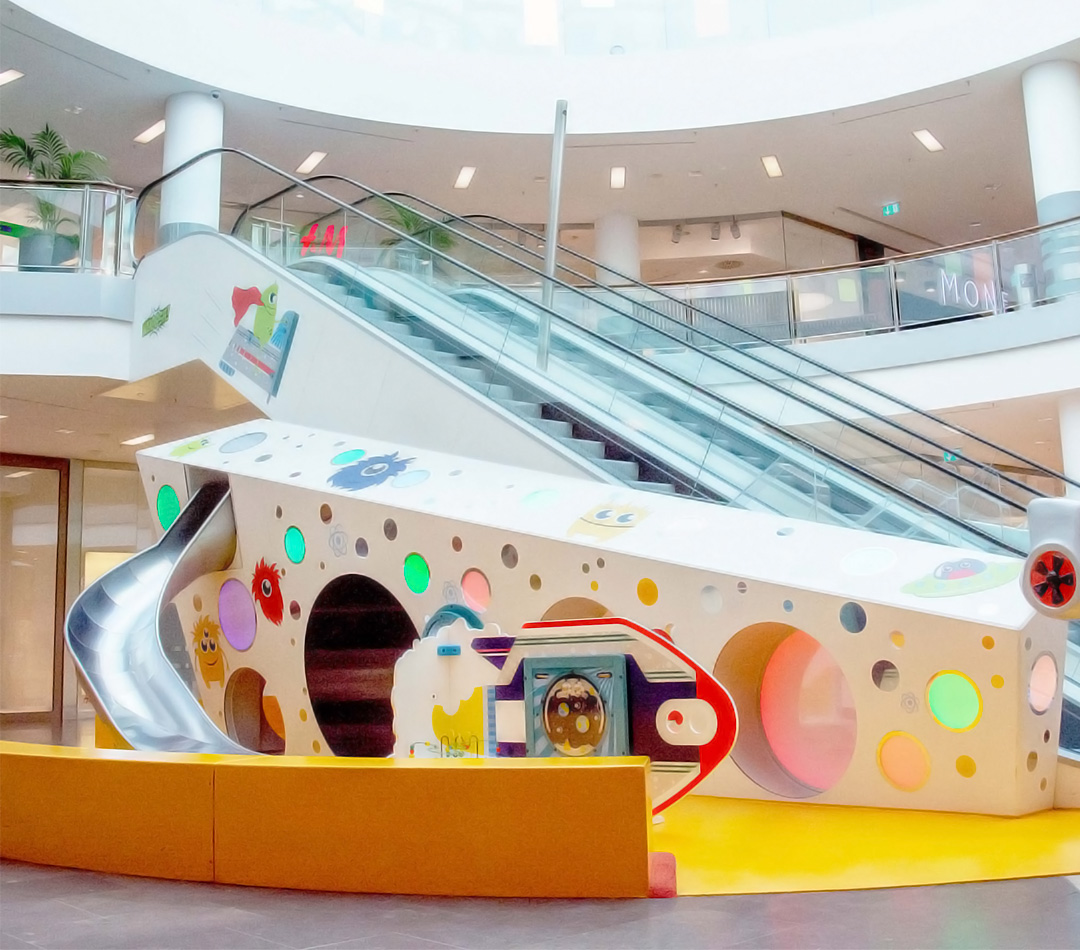 IKC speelhoek met ruimte thema in winkelcentrum Rheinpark Center Neuss IKC speelhoek met ruimte thema in winkelcentrum Rheinpark Center Neuss