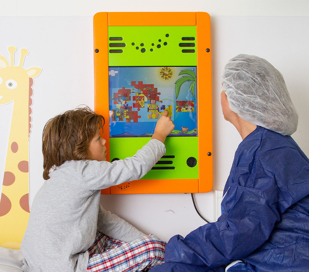 Kind en zorgverlener spelen met wandspel in ziekenhuis Kind en zorgverlener spelen met wandspel in ziekenhuis