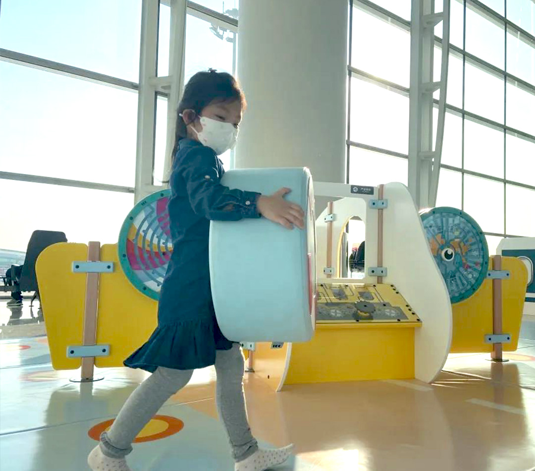 kinderen spelen in de luchthaven speelhoek naast de gate kinderen spelen in de luchthaven speelhoek naast de gate