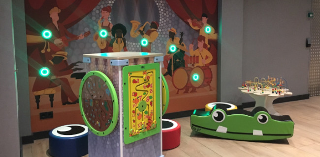 Ibis Styles Den Haag Scheveningen speelwand voor kinderen kralentafel Ibis Styles Den Haag Scheveningen speelwand voor kinderen kralentafel