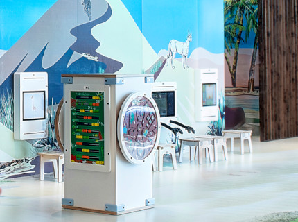 meerdere wandspellen interactieve spelcomputers en kindermeubels kinderhoek
