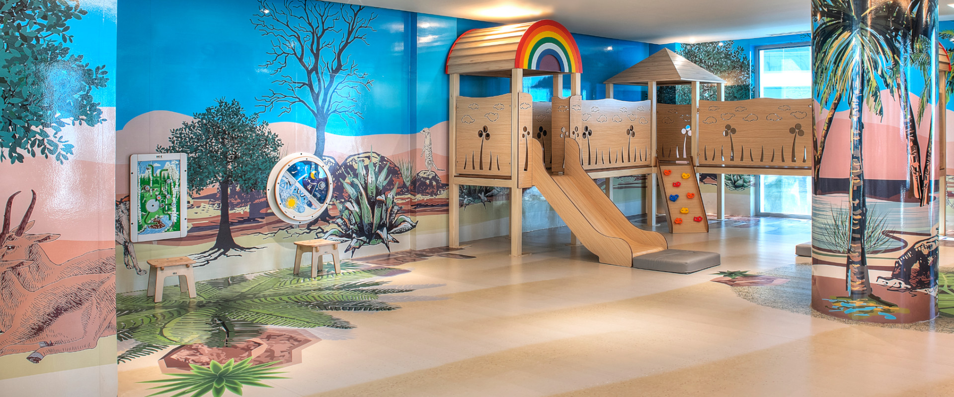 Thema kinderhoek met wandspeelborden Thema kinderhoek met wandspeelborden