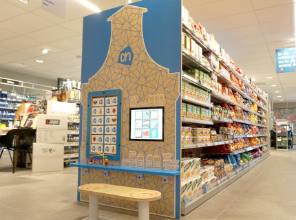 speelhoek in de albert heijn supermarkt computerscherm spelcomputer AH speelhoek in de albert heijn supermarkt computerscherm spelcomputer AH