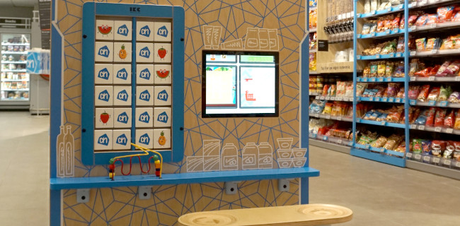 speelhoek in de albert heijn supermarkt speelhoek in de albert heijn supermarkt computerscherm spelcomputer AH memory wandspel
