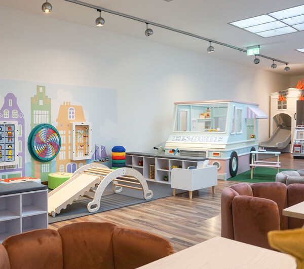 IKC speelhoek voor kinderen in kindercafe Bude Eins in Pempelfort Duitsland IKC speelhoek voor kinderen in kindercafe Bude Eins in Pempelfort Duitsland