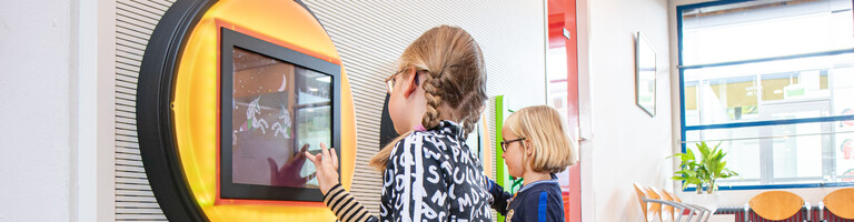 kinderhoek met touchscreen spellen in wachtkamer kinderhoek met touchscreen spellen in wachtkamer