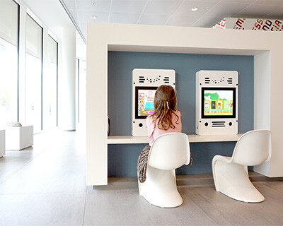 Gemeentehuis Almelo met twee interactieve touchschermen Gemeentehuis Almelo met twee interactieve touchschermen