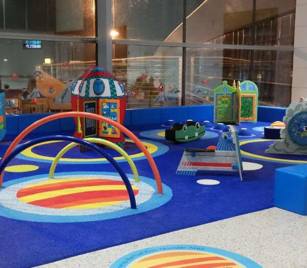 Op deze afbeelding staat een custom kinderhoek geplaatst op het vliegveld