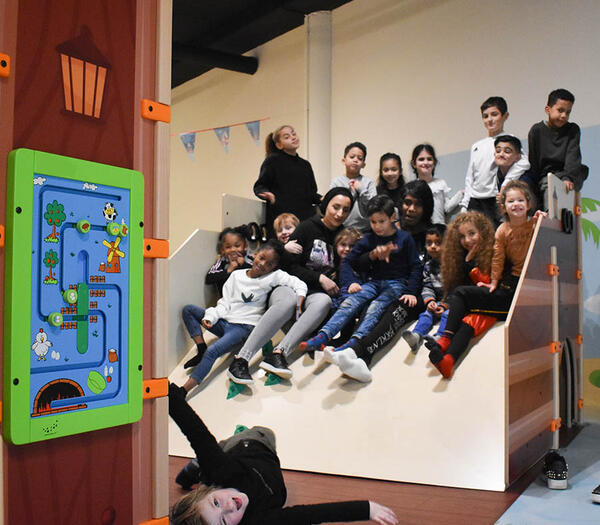 Speelhoek Second Home Almere Op deze afbeelding staat een custom speelhuis geplaatst bij de kinderopvang