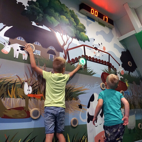 activity wall kinderen wanddesign speelwand drukknoppen Giethoorn 