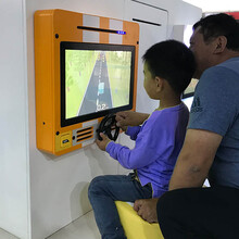 spelcomputer voor kinderhoek met een auto race spel | IKC interactieve speelsystemen