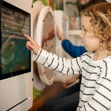 Kind spelend op een Delta 17 interactief touch scherm